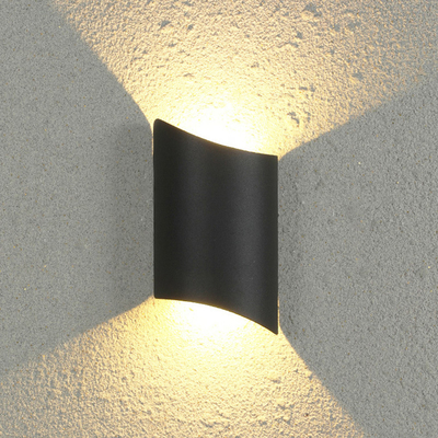 Al aire libre arriba y abajo de prenda impermeable dirigida doble irregular luminosa de la luz de la pared